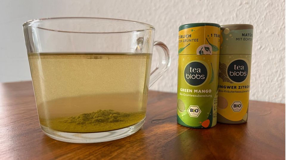 So sieht es vor dem Umrühren in der Tasse aus: Der TeaBlob aus gepresstem Tee zerfällt