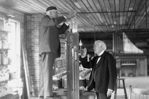 Obwohl Thomas Edison den Stromkrieg gegen Nikola Tesla verlor, prägte er die Entwicklung der menschlichen Zivilisation: 50 Jahre nach der Erfindung der Glühbirne stellen Edison und ein Mitarbeiter Versuche für Pressefotografen nach