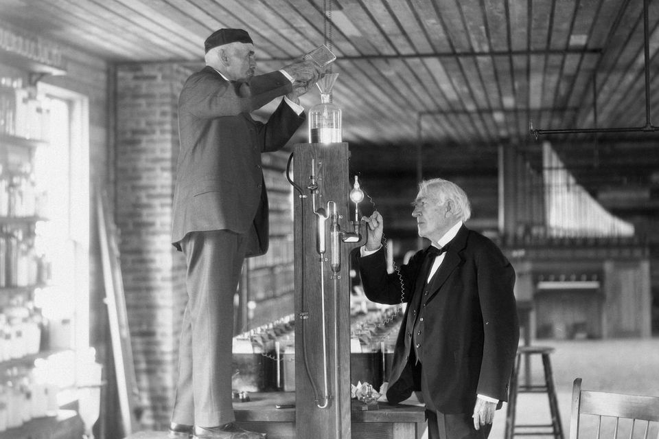 Obwohl Thomas Edison den Stromkrieg gegen Nikola Tesla verlor, prägte er die Entwicklung der menschlichen Zivilisation: 50 Jahre nach der Erfindung der Glühbirne stellen Edison und ein Mitarbeiter Versuche für Pressefotografen nach