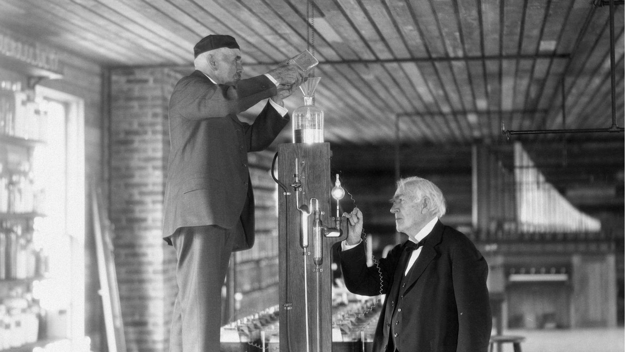 Obwohl Thomas Edison den Stromkrieg gegen Nikola Tesla verlor, prägte er die Entwicklung der menschlichen Zivilisation: 50 Jahre nach der Erfindung der Glühbirne stellen Edison und ein Mitarbeiter Versuche für Pressefotografen nach