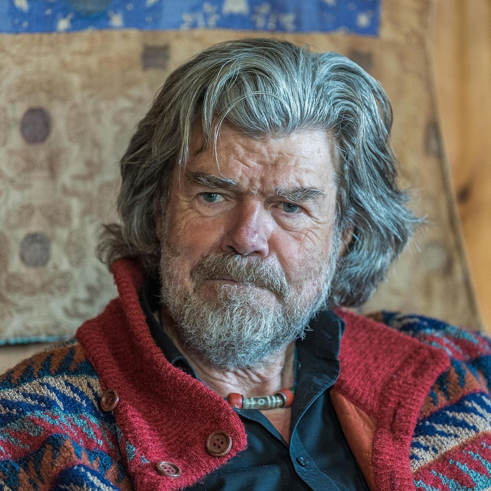Schulterporträt des Alpinisten Reinhold Messner
