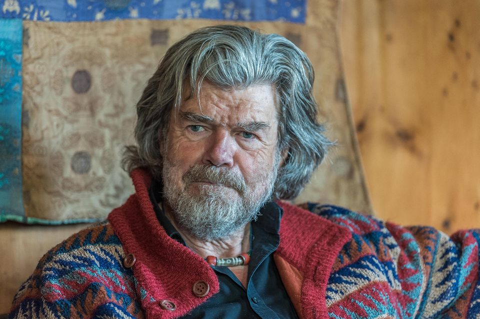 Schulterporträt des Alpinisten Reinhold Messner