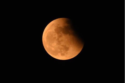 Astrohighlights im Oktober: Herbsthimmel: Partielle Mondfinsternis zur besten Uhrzeit