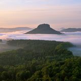 Eine der markantesten geologischen Formationen ist der Lilienstein im Elbsandsteingebirge. Der Gipfel mit seinen 415 Metern bietet Wanderern einen atemraubenden Ausblick. Um die Wendezeit wurde damit begonnen, den einst augestorbenen Wanderfalken hier wieder anzusiedeln.  Über den "König der Tafelberge" führen eine Rundwanderung sowie die 26. Etappe des Europäischen Fernwanderwegs.