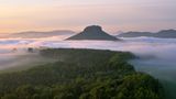 Eine der markantesten geologischen Formationen ist der Lilienstein im Elbsandsteingebirge. Der Gipfel mit seinen 415 Metern bietet Wanderern einen atemraubenden Ausblick. Um die Wendezeit wurde damit begonnen, den einst augestorbenen Wanderfalken hier wieder anzusiedeln.  Über den "König der Tafelberge" führen eine Rundwanderung sowie die 26. Etappe des Europäischen Fernwanderwegs.