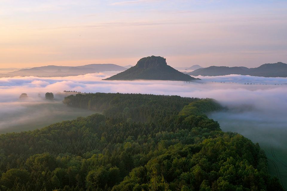 Eine der markantesten geologischen Formationen ist der Lilienstein im Elbsandsteingebirge. Der Gipfel mit seinen 415 Metern bietet Wanderern einen atemraubenden Ausblick. Um die Wendezeit wurde damit begonnen, den einst augestorbenen Wanderfalken hier wieder anzusiedeln.  Über den "König der Tafelberge" führen eine Rundwanderung sowie die 26. Etappe des Europäischen Fernwanderwegs.  1.5044