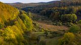 Wo einst mit Kanälen, Stauwehren, Gräben und einem Aquädukt Wiesen bewässert wurden, präsentiert sich Naturliebhabern heute mit dem Hafenlohrtal im Spessart eine scheinbar unberührte Naturlandschaft. Auf den artenreichen Feucht- und Nasswiesen leben 30 verschiedene Libellen, fast 50 Tagfalterarten und die heute seltene Heilpflanze Arnika.  Durch das Tal führen zahlreiche markierte Wanderwege – und der Europäische Kulturradweg.