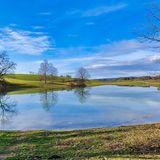 Der Eichener See am Südrand des Schwarzwalds war lange Zeit ein Rätsel. Er verschwand und tauchte auf. Bis heute ist kaum vorherzusagen, wann der Karstsee erscheint, und wie lange er bleibt. Zudem ist er deutschlandweit der einzige See, in dem das Kiemenflusskrebschen (Tanymastix Lacunae) lebt. Trocknet der See aus, überdauert die Spezies in Form von Eiern, aus denen bei der nächsten Überschwemmung die Krebschen schlüpfen.  Zu erwandern ist der See (wenn er da ist) über eine kleine Wandertour des Ortsvereins Schopfheim des Deutschen Wanderverbands.