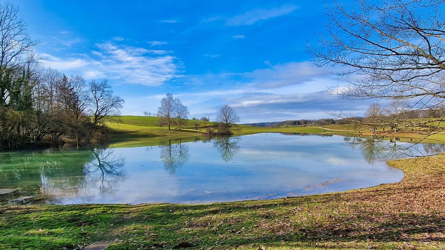 Der Eichener See am Südrand des Schwarzwalds war lange Zeit ein Rätsel. Er verschwand und tauchte auf. Bis heute ist kaum vorherzusagen, wann der Karstsee erscheint, und wie lange er bleibt. Zudem ist er deutschlandweit der einzige See, in dem das Kiemenflusskrebschen (Tanymastix Lacunae) lebt. Trocknet der See aus, überdauert die Spezies in Form von Eiern, aus denen bei der nächsten Überschwemmung die Krebschen schlüpfen.  Zu erwandern ist der See (wenn er da ist) über eine kleine Wandertour des Ortsvereins Schopfheim des Deutschen Wanderverbands.