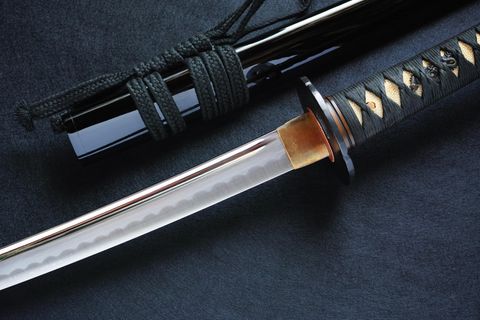 Samuraischwert mit Schaft auf dunklem Hintergrund
