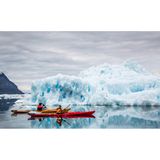 Zwei Menschen auf ihren Kajaks inmitten von Eis