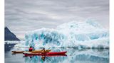 Zwei Menschen auf ihren Kajaks inmitten von Eis