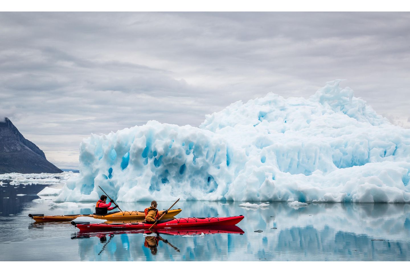Zwei Menschen auf ihren Kajaks inmitten von Eis