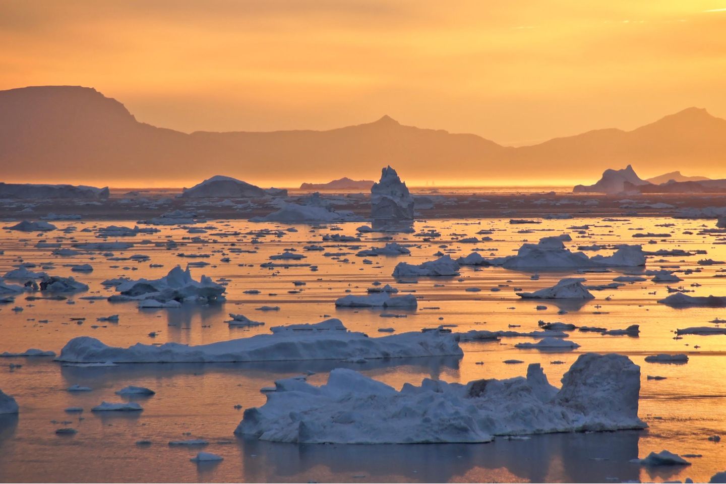 Mitternachtssonne und viele kleine Eisschollen