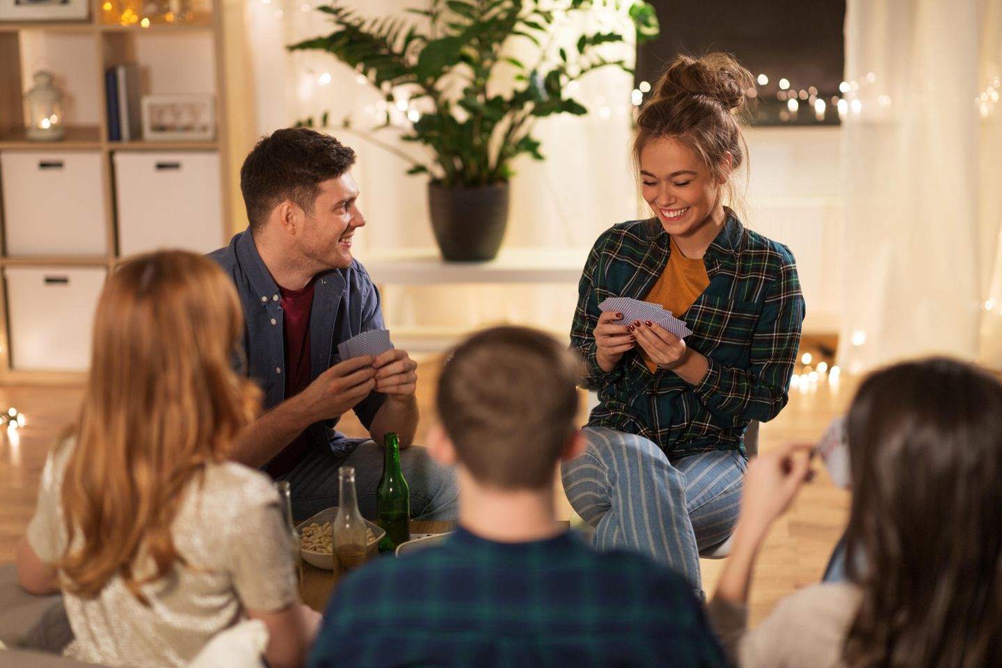 Eine Freundesgruppe spielt ein Kartenspiel zusammen