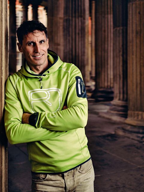 Ralf Brand lehnt an einer Säule