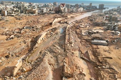 Die verwüstete Hafenstadt Darna nach dem verheerenden Unwetter. Foto: Jamal Alkomaty/AP/dpa