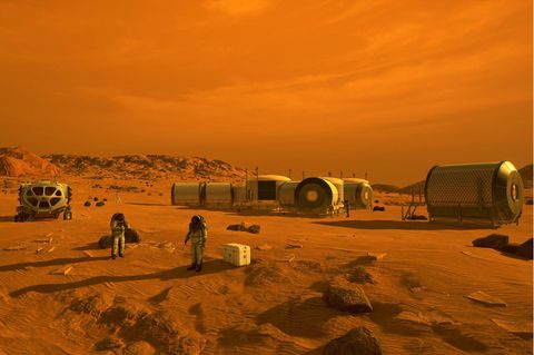 Astronauten stehen auf dem Mars vor menschlichen Behausungen und einem Transportfahrzeug