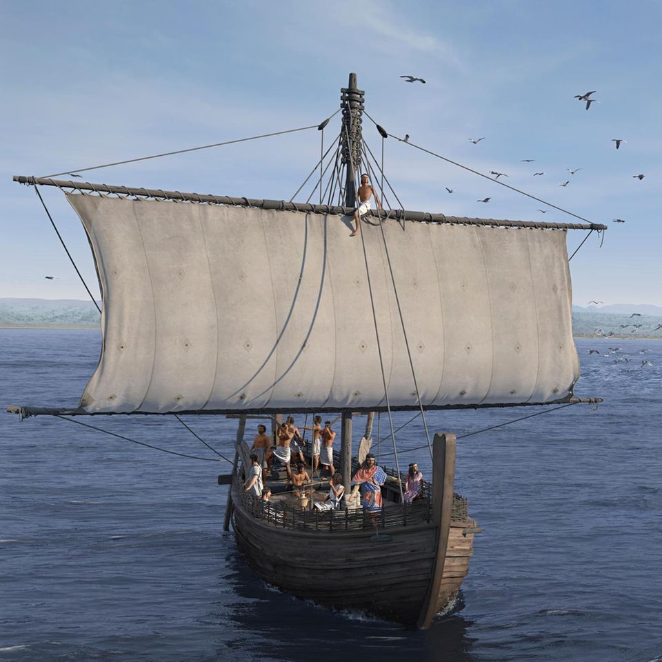 Ein offenes Holzschiff mit breitem Segel und elf Männern an Bord auf dem Meer, vor einem Küstenstreifen Ein offenes Holzschiff mit breitem Segel und elf Männern an Bord auf dem Meer, vor einem Küstenstreifen