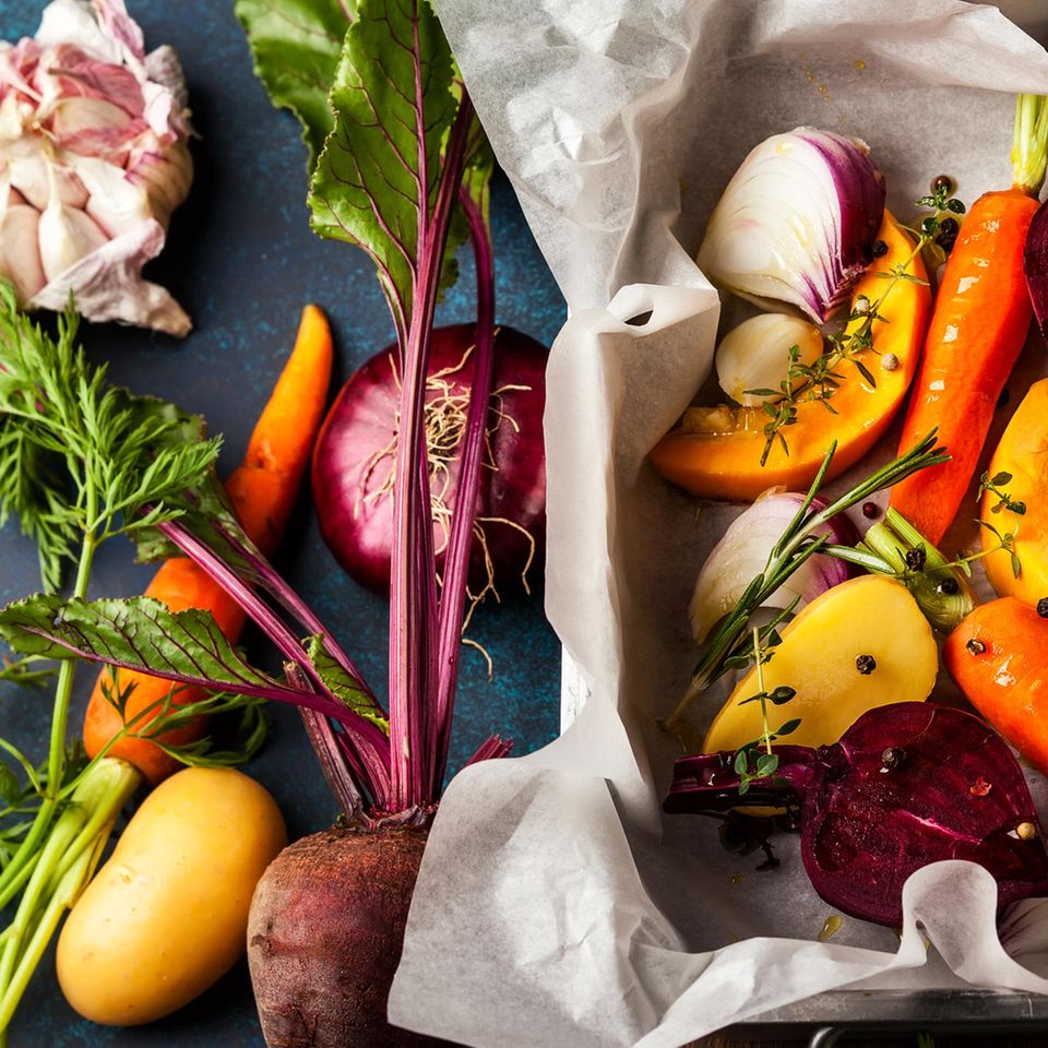 Ernährung : Am Institut für Ernährungspsychologie an der Universität Göttingen wurde die "New German Diet" mit ins Leben gerufen. Gerade im Herbst bieten regionale Lebensmittel köstliche und gesunde Vielfalt in der Küche Am Institut für Ernährungspsychologie an der Universität Göttingen wurde die "New German Diet" mit ins Leben gerufen. Gerade im Herbst bieten regionale Lebensmittel köstliche und gesunde Vielfalt in der Küche