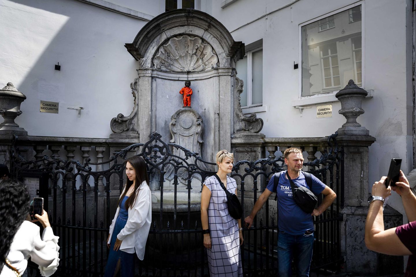 Manneken Pis in Brüssel 2023-06-19 12:51:19 BRÜSSEL  Anlässlich des Staatsbesuchs von König Willem-Alexander und Königin Maxima trug Manneken Pis einen orangefarbenen Anzug. Die Garderobe der berühmten belgischen Figur besteht aus mehr als tausend Kostümen, aber einen orangefarbenen Anzug gab es bisher nicht. ANP REMKO DE WAAL
