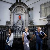 2023-06-19 12:51:19 BRÜSSEL  Anlässlich des Staatsbesuchs von König Willem-Alexander und Königin Maxima trug Manneken Pis einen orangefarbenen Anzug. Die Garderobe der berühmten belgischen Figur besteht aus mehr als tausend Kostümen, aber einen orangefarbenen Anzug gab es bisher nicht. ANP REMKO DE WAAL
