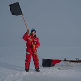 Ein Mann hält eine schwarze Flagge in der Hand