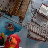 Messgeräte zeigten, dass die Dicke des ebenen Meereises Anfang September noch 1,2 Meter betrug - mehr als im Sommer der MOSAiC-Expedition im Jahr 2020 oder zum größten Meereisminimum 2012. Ungewöhnlich viel Schnee auf den Schollen sorgte dafür, dass sie von Oberflächenschmelze geschützt waren und es direkt unter dem Eis nur wenig Licht gab