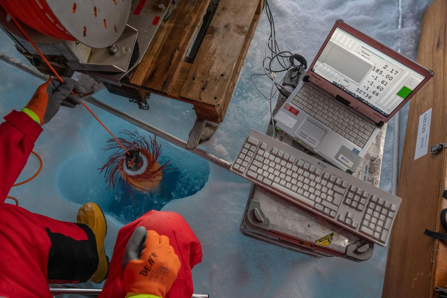 Wassersäulen-Messung Messgeräte zeigten, dass die Dicke des ebenen Meereises Anfang September noch 1,2 Meter betrug - mehr als im Sommer der MOSAiC-Expedition im Jahr 2020 oder zum größten Meereisminimum 2012. Ungewöhnlich viel Schnee auf den Schollen sorgte dafür, dass sie von Oberflächenschmelze geschützt waren und es direkt unter dem Eis nur wenig Licht gab