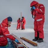 Forscherinnen des Meereisbiologie-Teams untersuchten dazu Eiskerne. Sie interessiert, welche Organismen die Kanäle des Meereises besiedeln - und wie der Klimawandel ihren Lebensraum verändert 
