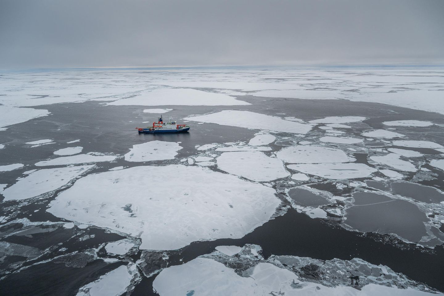 Meereisphysiker Dr. Thomas Krumpen erklärt die beobachtete Anomalie so: "Wo in den letzten Jahrzehnten die Schollen vorwiegend von den sibirischen Schelfen in das Eurasische Becken drifteten, kam das Eis dieses und auch letztes Jahr aus dem kanadischen Becken, ohne Kontakt zum flachen Schelf. Das ist ein ungewöhnlicher Verlauf der Transpolardrift." Grund dafür sind vermutlich die ungewöhnlich stabilen Tiefdruckgebiete, die den Sommer über das Eis auf dem sibirischen Schelf zusammenhielten, verknüpft mit einer Zufuhr kalter Polarluft
