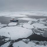 Meereisphysiker Dr. Thomas Krumpen erklärt die beobachtete Anomalie so: "Wo in den letzten Jahrzehnten die Schollen vorwiegend von den sibirischen Schelfen in das Eurasische Becken drifteten, kam das Eis dieses und auch letztes Jahr aus dem kanadischen Becken, ohne Kontakt zum flachen Schelf. Das ist ein ungewöhnlicher Verlauf der Transpolardrift." Grund dafür sind vermutlich die ungewöhnlich stabilen Tiefdruckgebiete, die den Sommer über das Eis auf dem sibirischen Schelf zusammenhielten, verknüpft mit einer Zufuhr kalter Polarluft