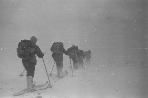 Skiwanderer am Djatow-Pass im Schneesturm