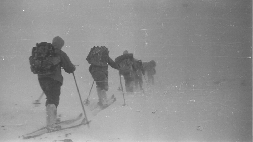 Skiwanderer am Djatow-Pass im Schneesturm