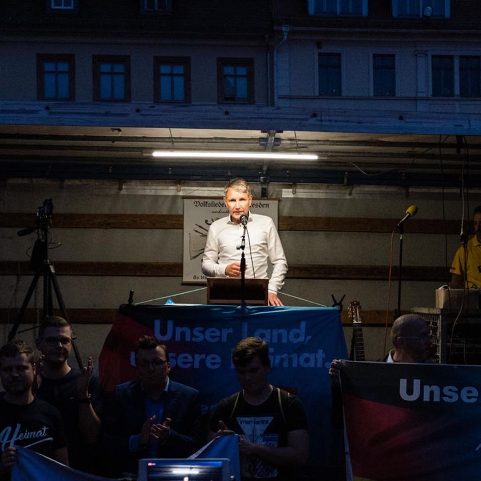 Björn Höcke steht auf einem Marktplatz am Mikrofon
