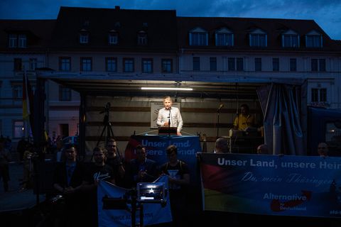 Björn Höcke steht auf einem Marktplatz am Mikrofon