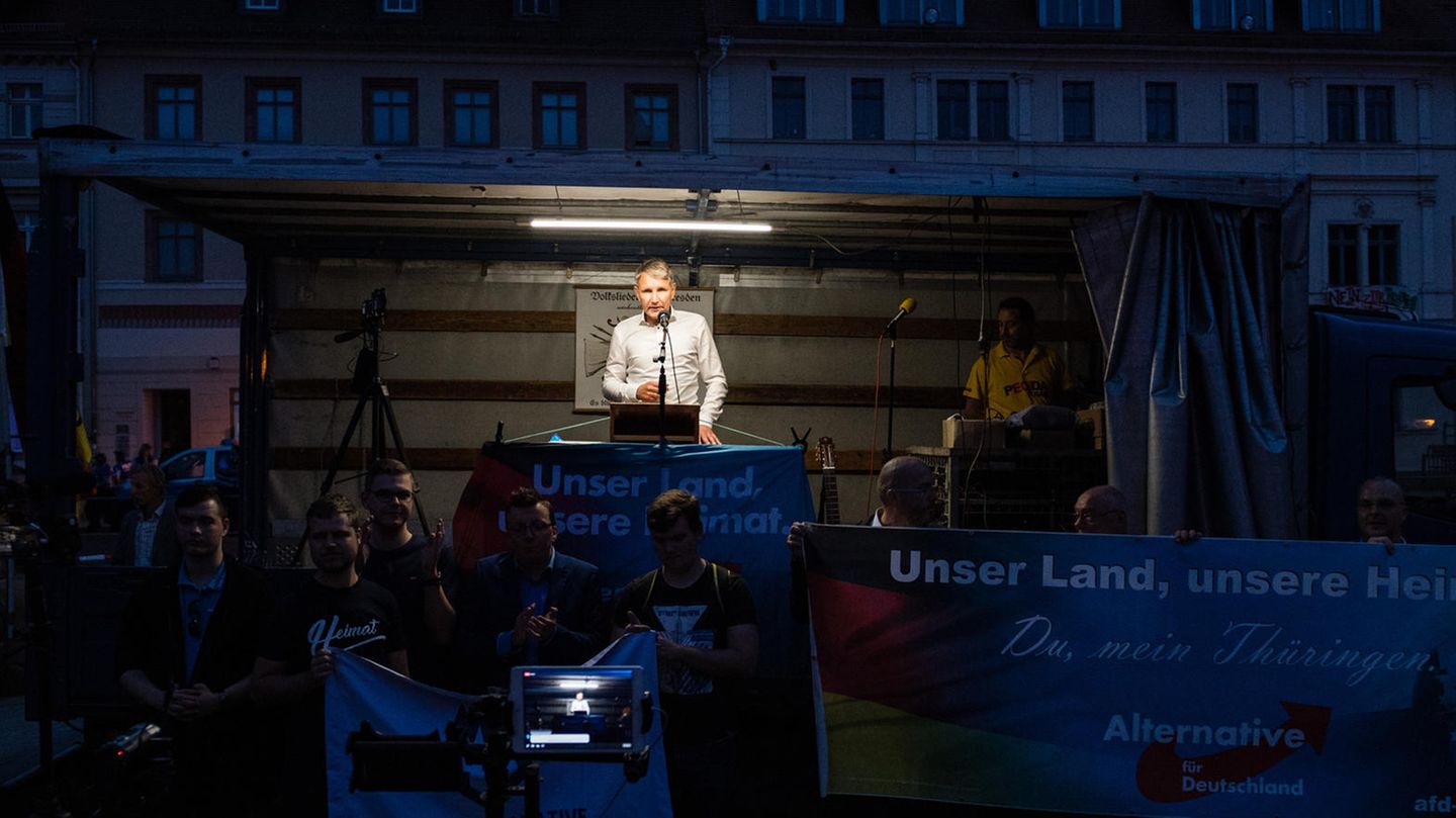 Björn Höcke steht auf einem Marktplatz am Mikrofon