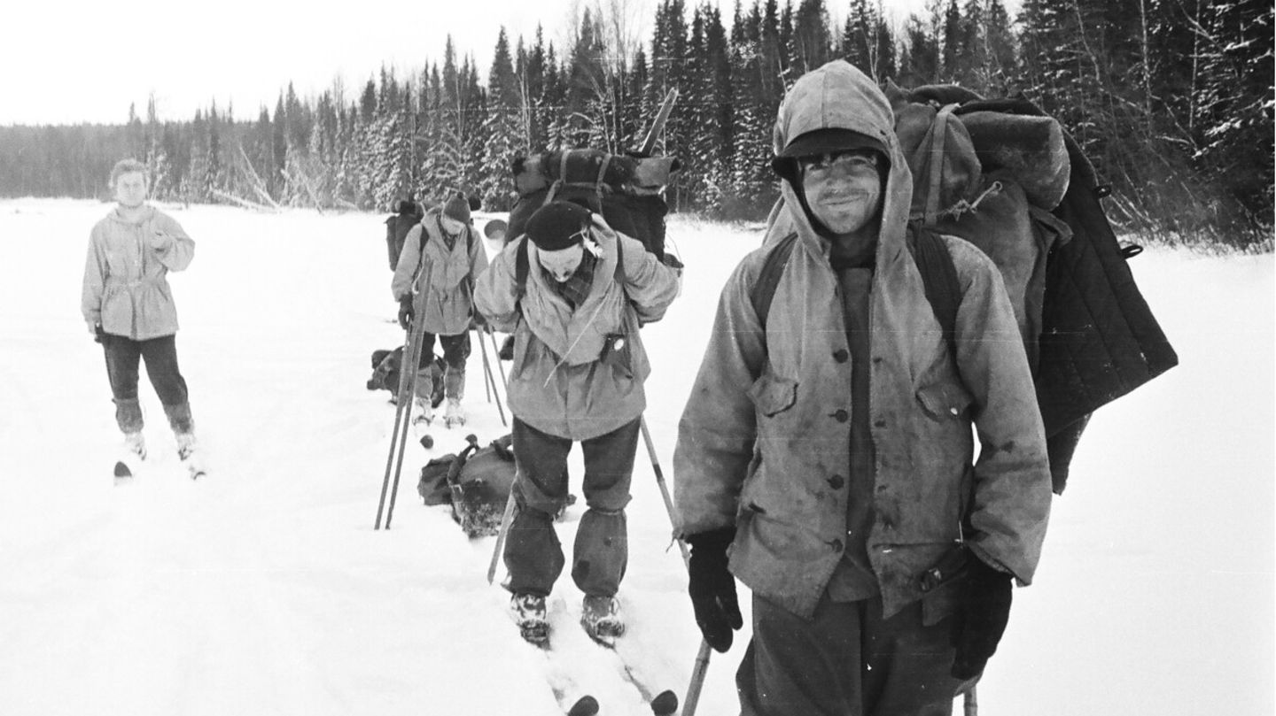 Gruppe im Schnee am Djatlow--Pass