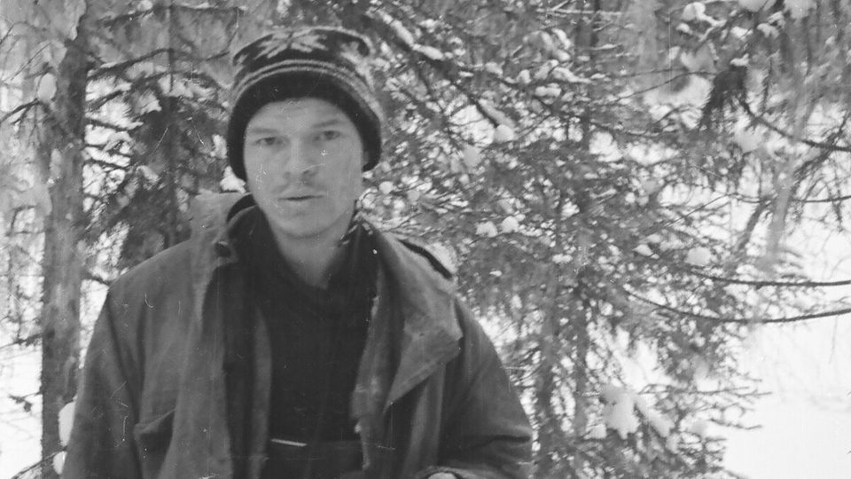 Dyatlov hält seine Kamera Dyatlov hält seine Kamera