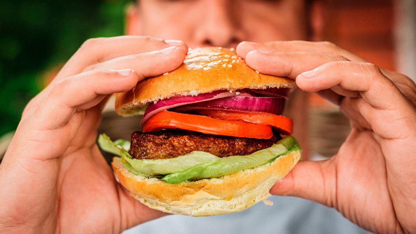 Mann isst Burger