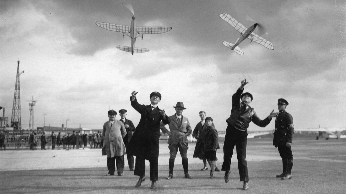 Ab in die Lüfte Zwei Männer lassen Modellflugzeuge starten