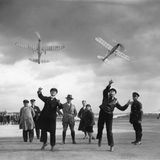 Zwei Männer lassen Modellflugzeuge starten
