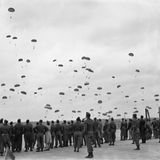 US-Fallschirmjäger über Tempelhof