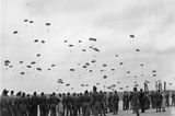 US-Fallschirmjäger über Tempelhof