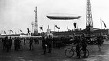 Ein Zeppelin über dem Flughafen Tempelhof