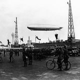 Ein Zeppelin über dem Flughafen Tempelhof