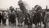 Skitouristen vor einer Ju 52