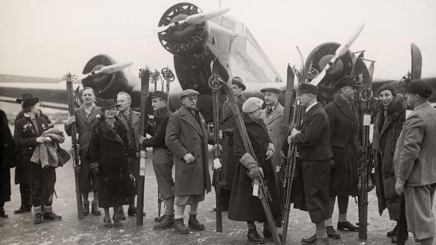 Vergnügen und Indoktrination Skitouristen vor einer Ju 52