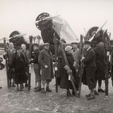 Skitouristen vor einer Ju 52