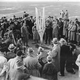 Reinhold Tilling präsentiert seine Rakete